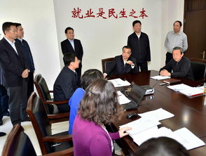 李克強(qiáng) 突出重點(diǎn) 兜牢底線 多措并舉 在推動(dòng)經(jīng)濟(jì)發(fā)展中促進(jìn)就業(yè)穩(wěn)定增加